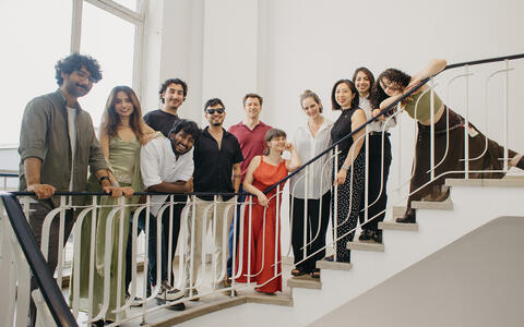 Gruppenfoto der Absolvent*innen des MA Digital Narratives auf einer Treppe