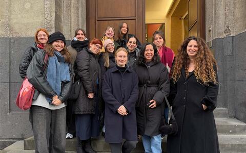 Gruppenfoto der Female Leadership Programme Teilnehmerinnen vor der Tür der ifs 