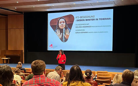 Moderatorin Sonja Hofmann erröffnet die Veranstaltung im Kino des Filmforums