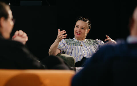 Foto von Jennifer Mival im Gespräch auf der Bühne