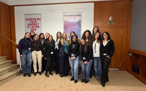Gruppenfoto der Teilnehmerinnen des Female Leadership Programme mit Tanja Meissner in einem Foyer
