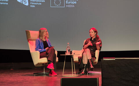 Katharina Eyssen mit Moderatorin Marike Muselaers im Gespräch