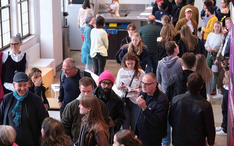 Eine Gruppe Menschen im Foyer von oben