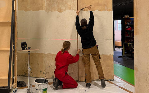 ifs-Studierende bemalen die Wände für den Innenhof