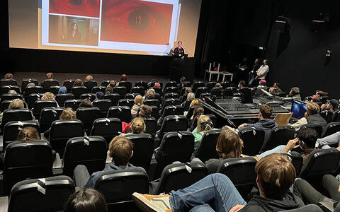 Student Lennart Haak präsentiert ein VFX-Projekt