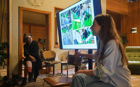 Präsentation Studiobau mit Fachbereichsleiterin Petra Maria Wirth und Studentin Lea Derenthal