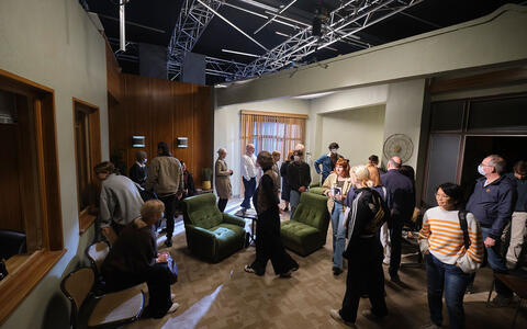 Besucher*innen im Studio
