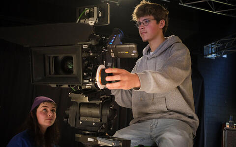 Beratung an der Dolly mit Kamerastudentin Muriel Wolf