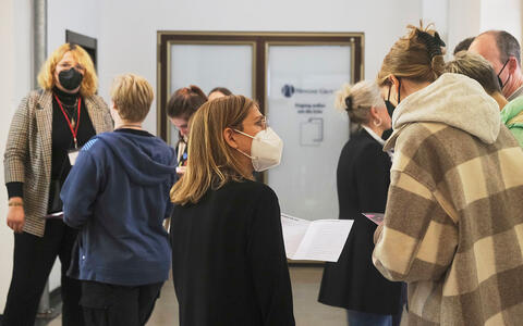 Besucher*innen in der ifs