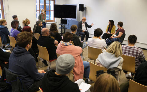 Let's talk about: Regie mit Alumna Karin Kaci, Studentin Theresa Wessel, moderiert von Christof Düro