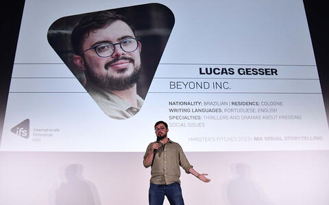 Lucas Gesser beim Abschlusspitch MA Serial Storytelling