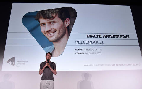 Malte Arnemann beim Abschlusspitch MA Serial Storytelling