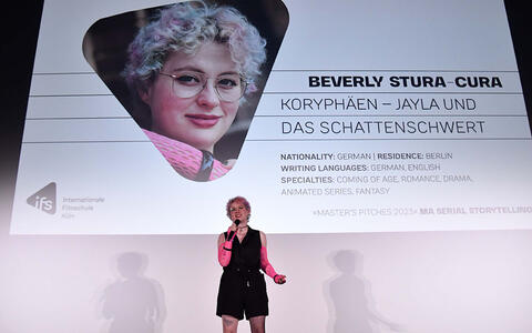 Beverly Stura-Cura beim Abschlusspitch MA Serial Storytelling 2023