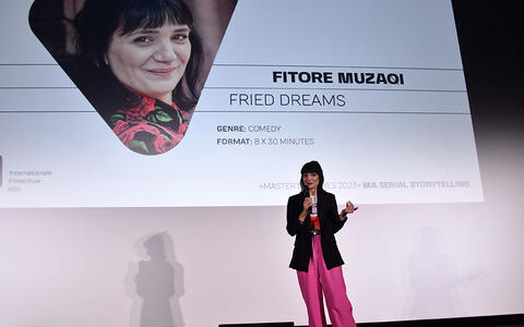 Fitore Muzaqi beim Abschlusspitch MA Serial Storytelling 2023