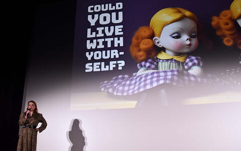 Hayley Goggin beim Abschlusspitch MA Serial Storytelling 2023
