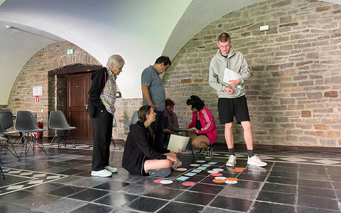 Die Studierenden haben gesammeltes Filmmaterial für ihr gemeinsames Projekt evaluiert und den Stand des Schnittes diskutiert.