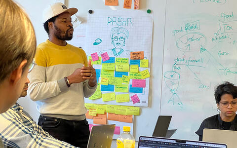 Daniel Bangura presenting »The Forgotten Hero« – an interactive web comic about a community in Freetown affected by climate change.