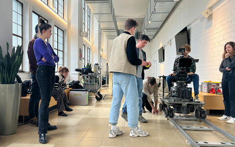 Workshop der Kamerastudierenden mit dem Dolly im Foyer des ifs-Kinos