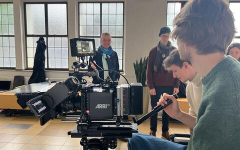 Unter Anleitung der Dozierenden Maike Maier (Key Grip) und Holger Pest (Kameraassistent) haben die Studierenden in den Bereichen Dolly/Grip und Kameraassistenz eine Einführung erhalten.