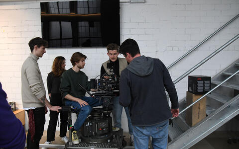 Workshop der Kamerastudierenden mit dem Dolly im Foyer des ifs-Kinos