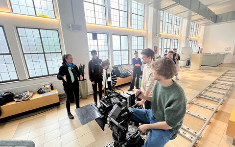 Workshop der Kamerastudierenden mit dem Dolly im Foyer des ifs-Kinos