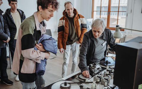 Präsentation »Old School Editing« am Steenbeck mit Prof. Barbara Hennings