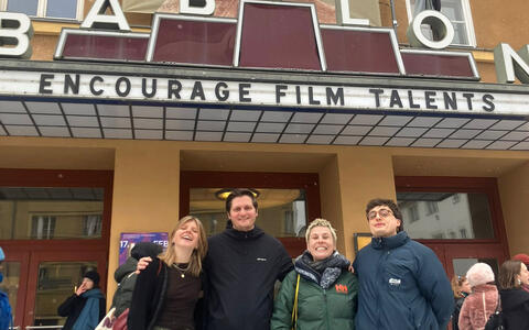 Das Team von SPLITTER steht vor dem Kino Babylon in Berlin