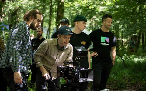 Setfoto »Die letzte Mine« ifs filmschule köln die Filmcrew steht um den Kameramann herum, der die Kamera führt