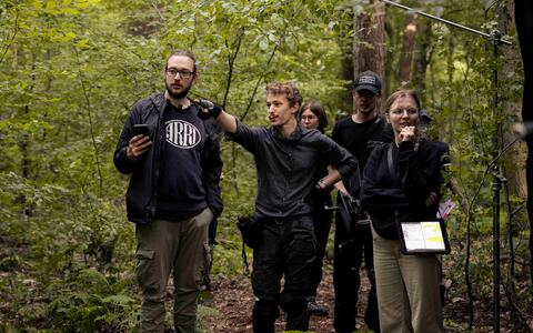 Setfoto »Die letzte Mine« ifs filmschule köln Crewmitglieder im Wald