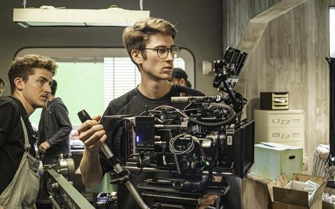 Am Set von »Ernst & Andrea« im ifs-Studio, Kamerstudent steht an Filmkamera, ifs filmschule köln