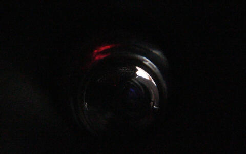 Dunkles Bild mit einer Kameralinse