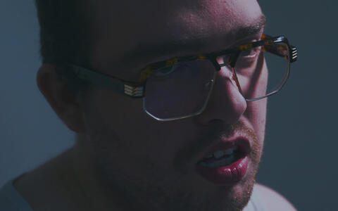 Nahaufnahme eines Mannes mit Brille