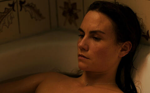 Eine Frau liegt in einer Badewanne