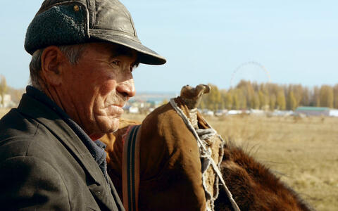 Das Still zeigt Iskander Moldoev im Profil