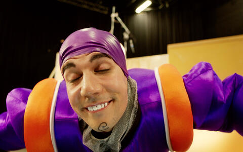 Ein Mann verkleidet als Roboter scheint zu schweben und hat die Augen geschlossen