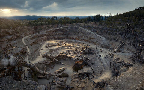 Animierte Szene einer Grube mit einem großen Skelett und einem Drachen