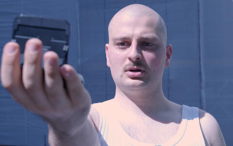 Ein Mann hält ein Maschinenauge in der Hand