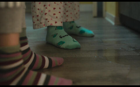 Zwei Paar Kinderfüße in Socken