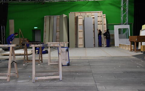 Im Studio entsteht ein neuer Setbau für Kurzfilme im 2. Semester