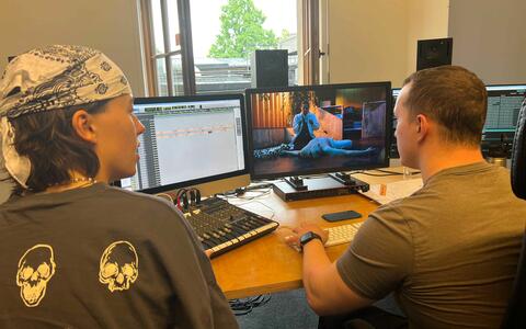 Postproduktion der Kurzfilme im 2. Semester | Studierende Kat Schmitz und Karl Römming arbeiten in der Editing-Suite