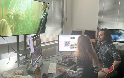 Postproduktion der Kurzfilme im 2. Semester |  Dozent Felix Hüsken betreut die Studierenden beim Grading