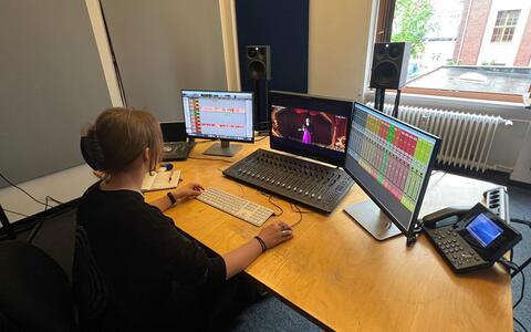 Postproduktion der Kurzfilme im 2. Semester |  Studentin Sandra Krumm beim Editing