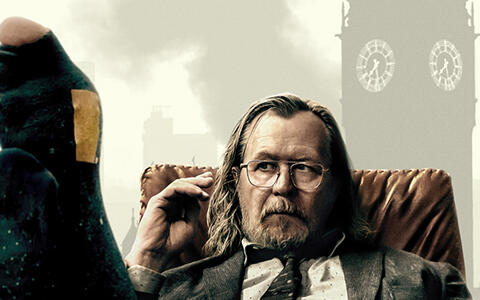 Titelbild der 5. Staffel von "Slow Horses": Ein Mann hat die Füße auf den Schreibtisch gelegt, in seinem Socken ein großes Loch