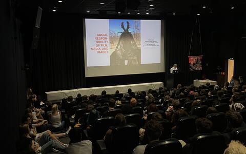 Szenenbild-Professor Sebastian Soukup hält eine Keynote zum Thema 