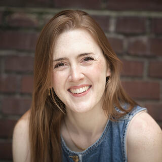Portraitfoto von Anna Richards, Alumna 2025 im MA Serial Storytelling der ifs