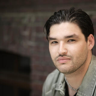 Portraitfoto von Alis J. Eden, Alumnus 2025 im MA Serial Storytelling der ifs