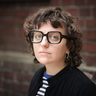 Portraitfoto von Nina Bodry, Alumna2025 im MA Serial Storytelling der ifs