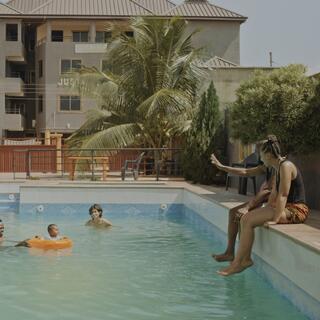 Eine Familie im Pool einer Ferienanlage