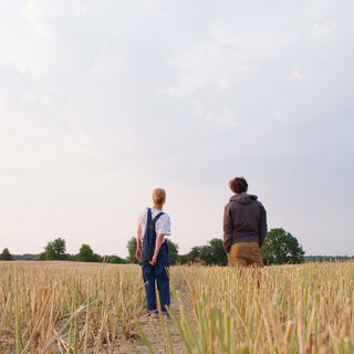 Zwei Personen stehen auf einem Feld