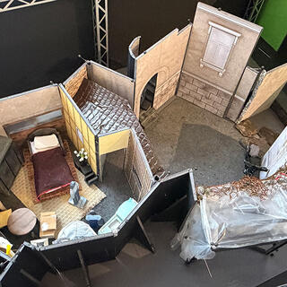 Modell eines Innenhofs als neues Filmset